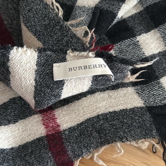 Burberry Wool Scarf Read Description - Picture 3 of 6